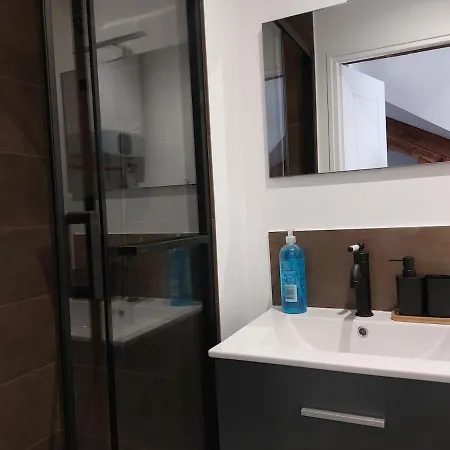 Seul Sous Les Toits De Apartment *