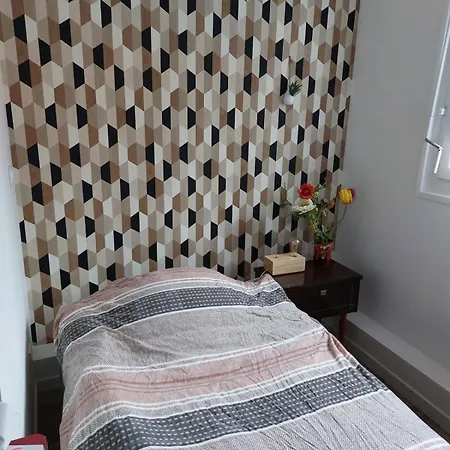 Seul Sous Les Toits De